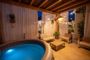 a hot tub in a room with a patio at Ethos Guest House in Quarto dʼAltino