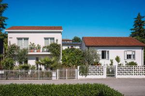 a house with a fence in front of it at Ethos Guest House in Quarto dʼAltino