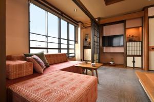 ein Wohnzimmer mit Sofa und Tisch in der Unterkunft Hanano Koyado Jyu-bei in Toba