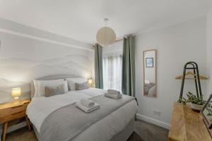 a bedroom with a bed with two towels on it at 1 Bed in Windermere oc-lr189 in Windermere