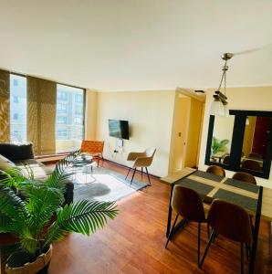 a living room with a couch and a table and chairs at Bello y acogedor departamento 2D in Los Ángeles
