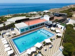 an overhead view of a swimming pool with the ocean in the background at Mira Palace Hotel in Al Hoceïma