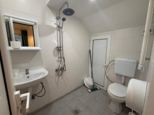 ein Badezimmer mit Toilette, Waschbecken und Dusche in der Unterkunft SOVA smart HOUSE in Bar + 39 Fotos