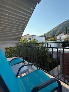 ein Balkon mit drei Stühlen und ein Swimmingpool in der Unterkunft SOVA smart HOUSE in Bar
