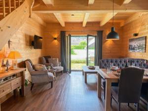 a living room with a dining table and chairs at Rattendorf 5B in Rattendorf