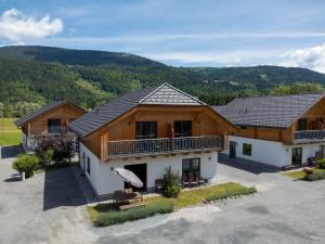 a couple of houses with mountains in the background at Rattendorf 5B in Rattendorf