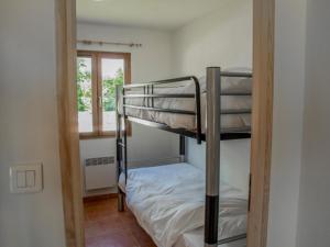 two bunk beds in a room with a window at Le Lac Bleu nr 33 in Lacapelle-Marival +27 photos