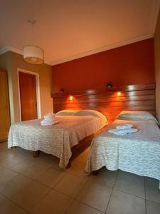 a hotel room with two beds with white blankets at Patio Prana Apart Resto in Federación
