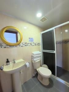 a bathroom with a toilet and a sink and a shower at Apartamentos Isla Tropical in San Andrés
