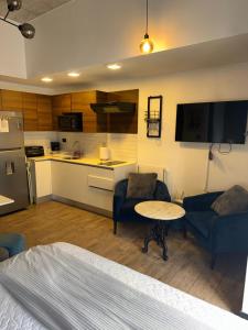 a living room with a couch and a table and a kitchen at EON One Bedroom Apartment 1305 in Estación Pamplona