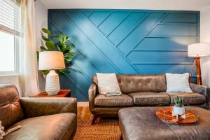 a living room with two couches and a blue wall at Citrus Grove in Mesa
