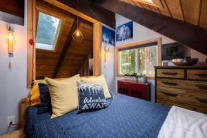 a bedroom with a bed in a tiny house at On Mountain Time in Glacier