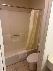 a bathroom with a tub and a toilet and a shower at Townhouse Motel- Alhambra-South Pasadena-San Marino in Alhambra