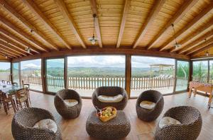 salon z wiklinowymi krzesłami i stołem w obiekcie Villa le Vigne w mieście Loro Piceno