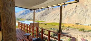 a balcony with a view of a mountain at Cabañas "Terrazas de Orión" con Vista Panorámica en Pisco Elqui in Pisco Elqui