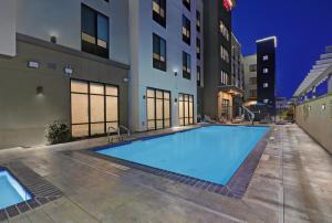 a large swimming pool in front of a building at Hampton Inn Patterson, Ca in Patterson