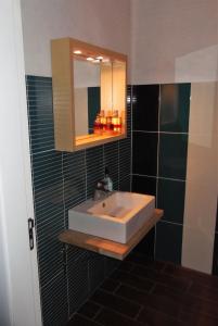 bagno con lavandino e specchio di Casa do Baixio a Faja Grande