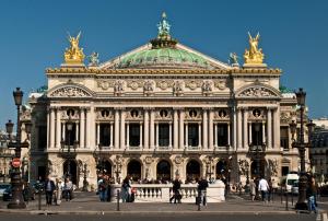 um grande edifício com pessoas andando na frente dele em Hôtel Gaillon Opera em Paris