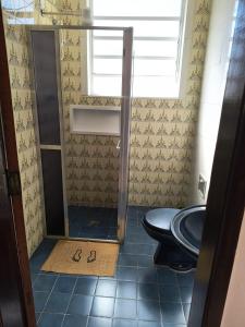 a bathroom with a shower with a toilet and a sink at Recanto dos Braga in Saquarema