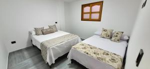 a room with two beds and a window at Portón del Río Jericó in Jericó