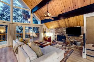 ein Wohnzimmer mit Sofa und Kamin in der Unterkunft Pinecrest Paradise in Crestline