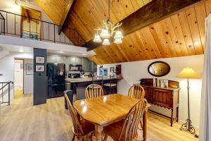 eine Küche und ein Esszimmer mit einem Holztisch und Stühlen in der Unterkunft Pinecrest Paradise in Crestline