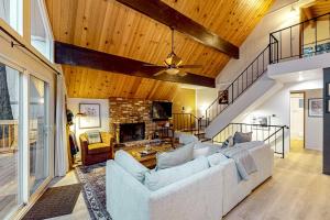 ein Wohnzimmer mit Sofa und Kamin in der Unterkunft Pinecrest Paradise in Crestline