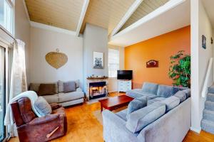 a living room with two couches and a fireplace at Fernrock Cabin in Twin Peaks
