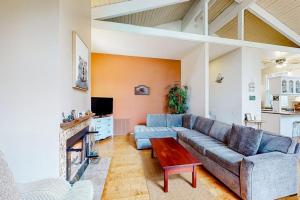a living room with a couch and a table at Fernrock Cabin in Twin Peaks