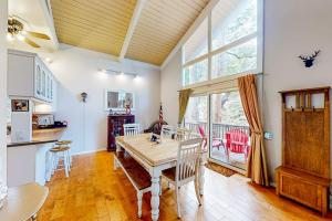 a kitchen and dining room with a table and chairs at Fernrock Cabin in Twin Peaks