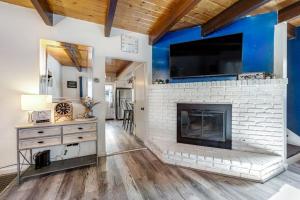 a living room with a fireplace and a tv at Blue Bird Beauty in Running Springs