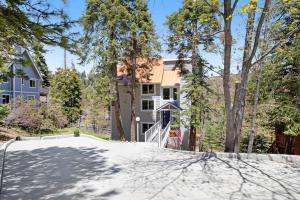 a driveway in front of a house with trees at Timber Top Retreat in Lake Arrowhead