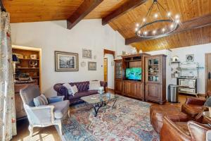 a living room with a couch and a tv at Treetop Cottage in Running Springs