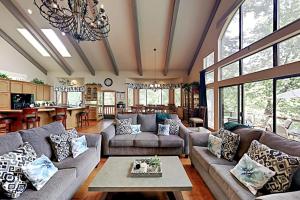 a large living room with couches and a kitchen at Emerald Oasis in Lake Arrowhead
