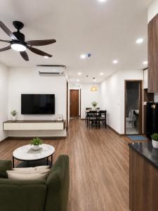 a living room with a couch and a flat screen tv at VEC Homes - Triển lãm VEC Đông Anh in Dong Anh