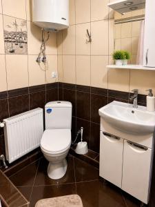 ein Badezimmer mit Toilette und Waschbecken in der Unterkunft Готель ВІОЛІТІ in Chmelnyzkyj + 15 Fotos