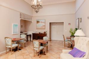 a living room with a table and chairs at Lanterns Retreat in Dunsborough