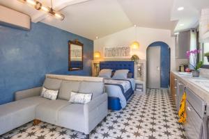 a bedroom with a bed and a couch at Maisonnette climatisée in Aix-en-Provence