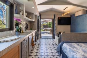 a bathroom with a bed and a sink at Maisonnette climatisée in Aix-en-Provence