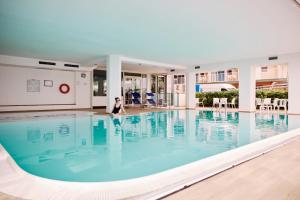 Piscina a Hotel Negresco o a prop