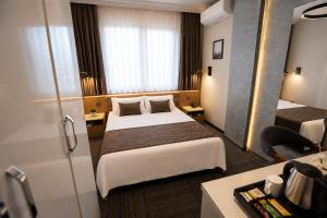 ein Hotelzimmer mit zwei Betten und einem Spiegel in der Unterkunft Kaçkar Otel in Rize