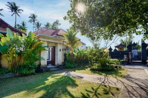 a house with a garden in front of it at Kubu Kapas Bali in Ubud