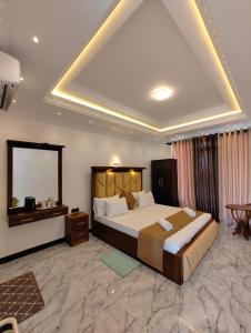 a large bedroom with a large bed and a mirror at Panorama Safari Villa in Trincomalee +15 photos