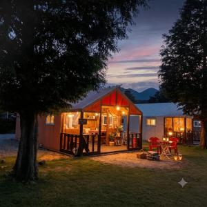 a small cabin with a table and chairs in the yard at Cheongdo Apa Camp in Cheongdo