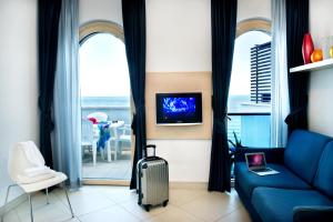 TV at/o entertainment center sa Residence Mareamare