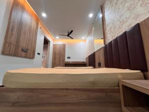 a bedroom with a large bed and a ceiling at Hotel RK Gharana Inn in Siwān +41 photos