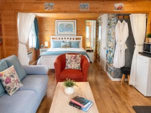 ein Schlafzimmer mit einem Bett, einer Couch und einem Tisch in der Unterkunft SherPai Lodge in Kent
