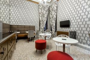 Televízia a/alebo spoločenská miestnosť v ubytovaní Hotel Ca' Nobile Corner