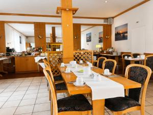 a dining room with a table and chairs at Wolfsburg Fallersleben Hotel by Belvilla in Wolfsburg