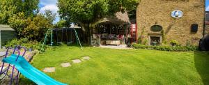 ein Spielplatz mit Rutsche im Garten in der Unterkunft SherPai Lodge in Kent